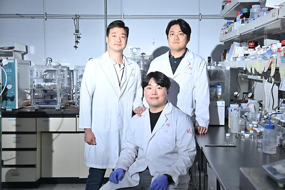 (Standing from left) Senior Research Scientist Dr. Albert Sung Soo Lee, Postdoctoral Researcher Gwan-Hyun Choi, and (Sitting) Student Researcher Young Sang Park at KIST.